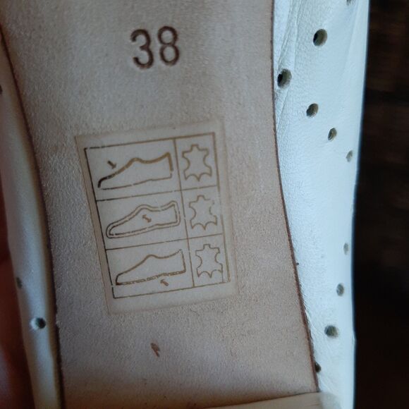 CHANEL Peep Toe Mary Jane Pumps 38 Cream Perforated Leather Heels Logo Old Money - Picture 14 of 15